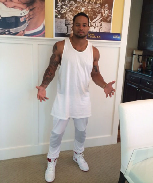 Earl Thomas wearing Air Jordan I 1 White/Gym Red