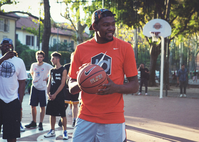 kevin durant visits milan's via dezza on nike european tour 