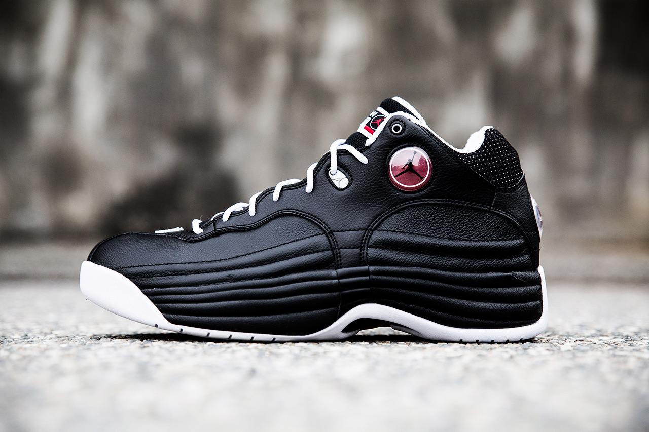 pille Bil Adept Jordan Team One Retro In OG Black / White Out Now At Finish Line | Sole  Collector