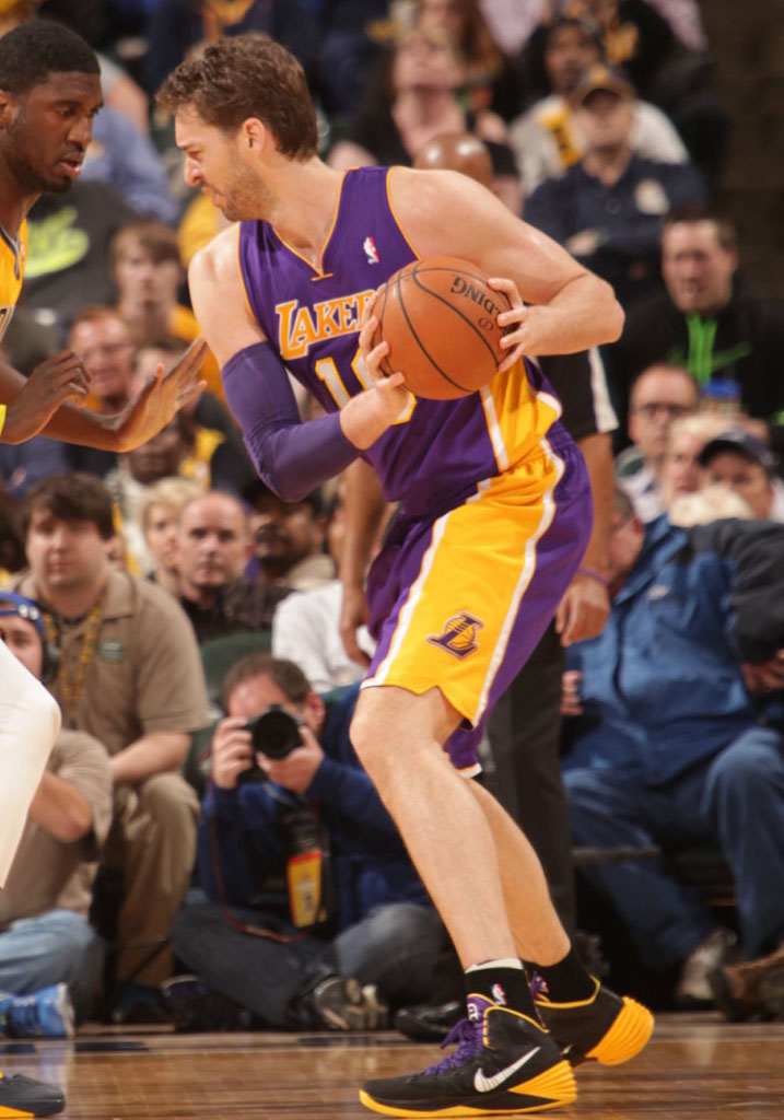 Pau Gasol wearing Nike Hyperdunk 2013 Lakers Away PE