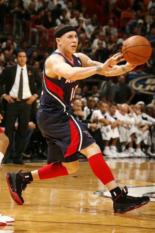 Mike Bibby wearing the Jordan CP3.III Tribute