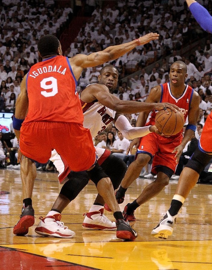 Dwyane Wade debuts Jordan Fly Wade PE