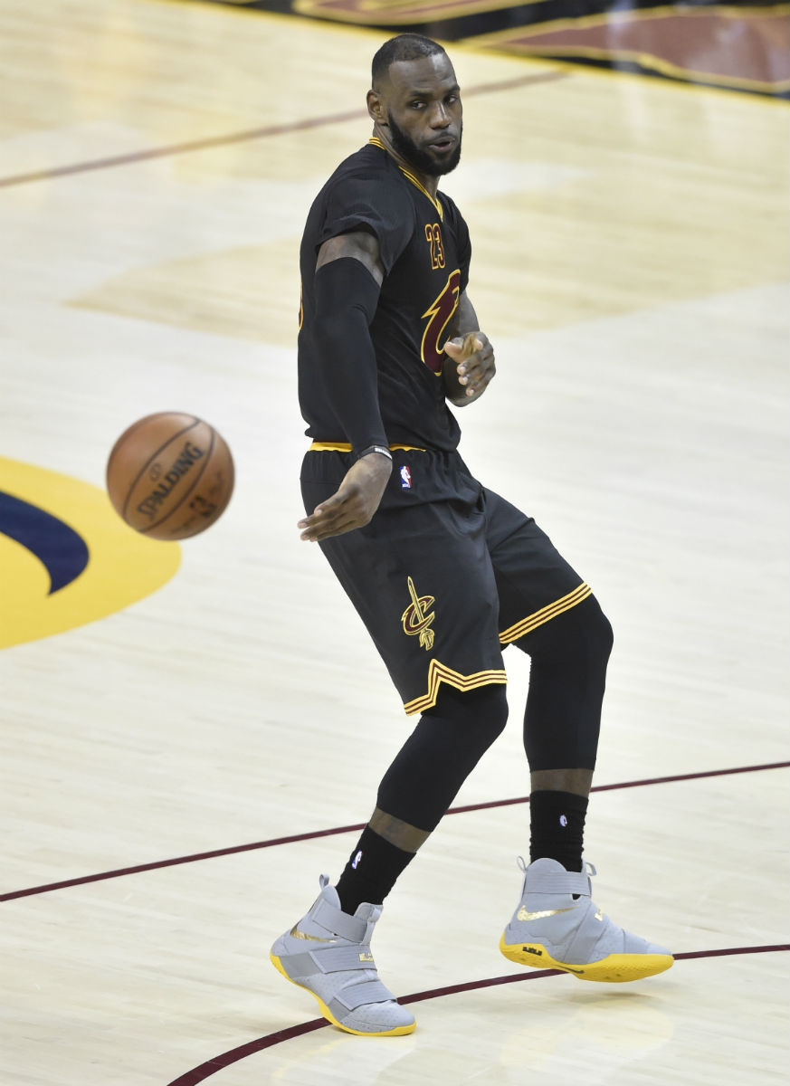 lebron james wearing lebron soldier 12