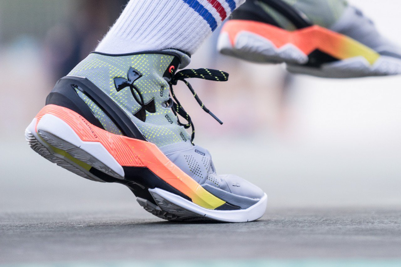 curry 2 on feet