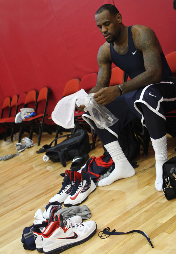 lebron james hyperdunk shoes