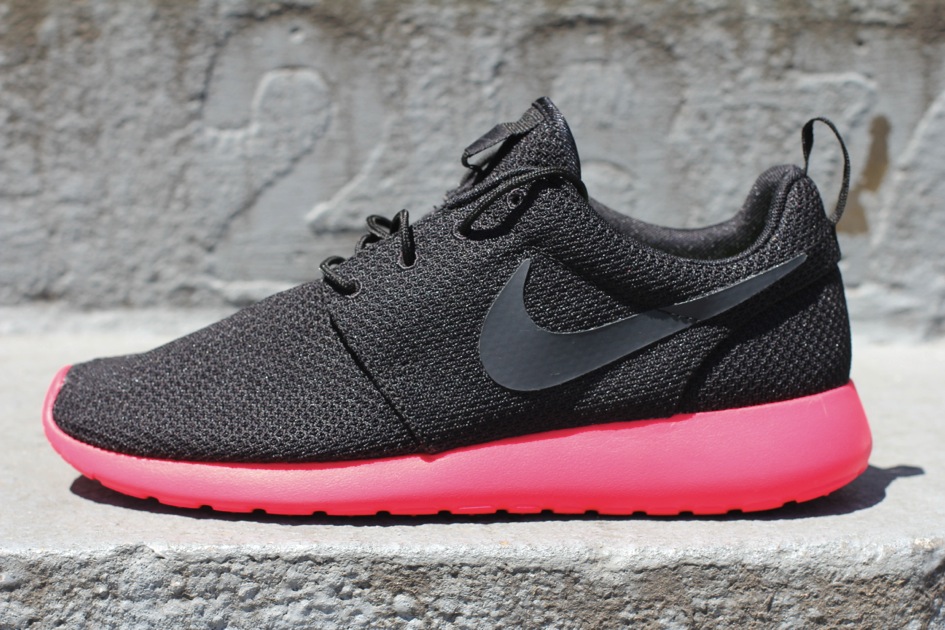 roshe run black red