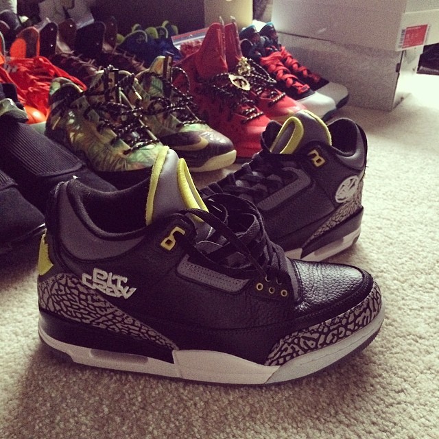 Joe Haden Picks Up Air Jordan III 3 Oregon Ducks Pit Crew Away