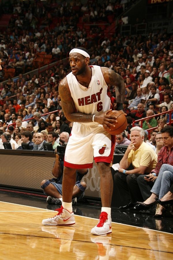 LeBron James Debuts New LeBron 8 V/2 Colorway 