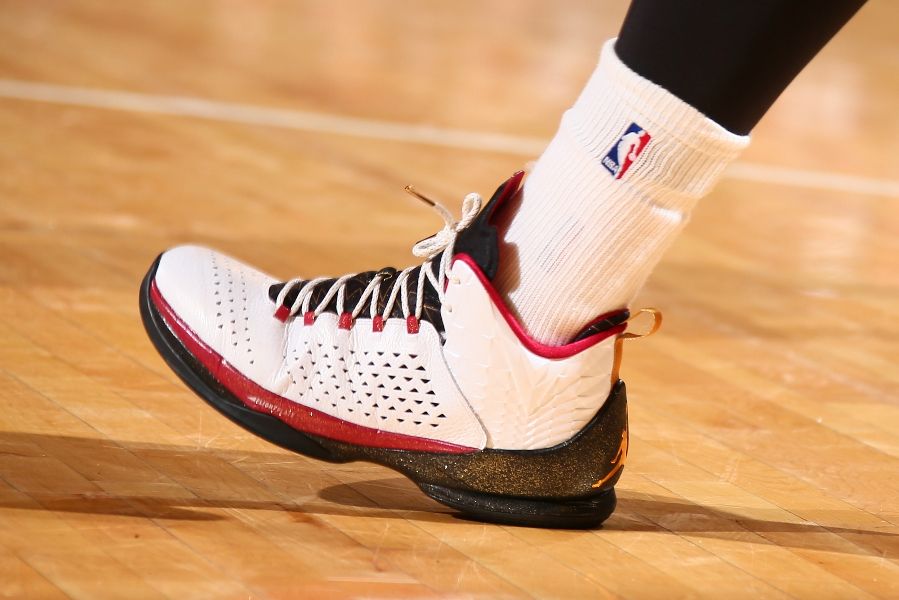 Carmelo Anthony wearing Jordan Melo M11 Cardinal Christmas (4)