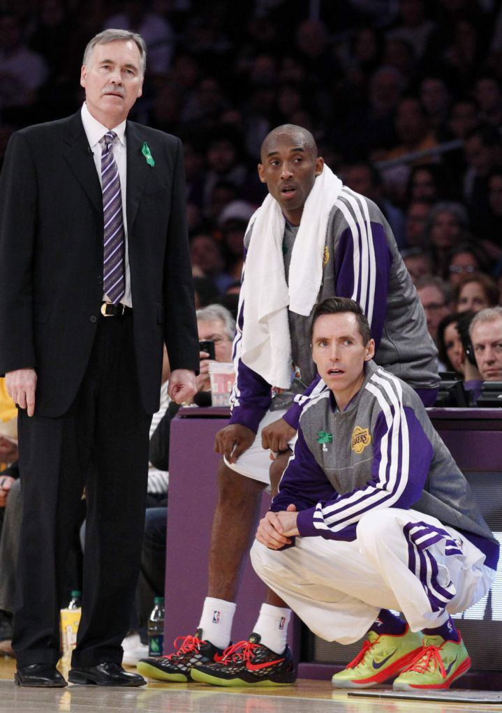 Steve Nash wearing Nike Lunar Hypergamer Low Christmas PE (4)