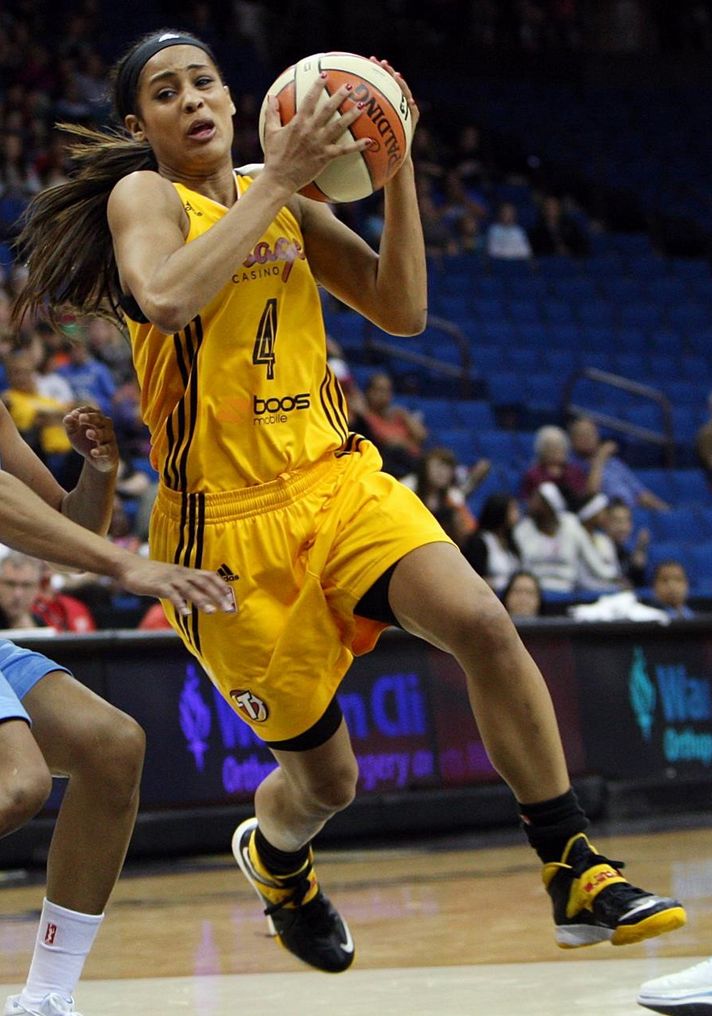 Skylar Diggins wearing Nike Zoom Soldier VII PE (5)