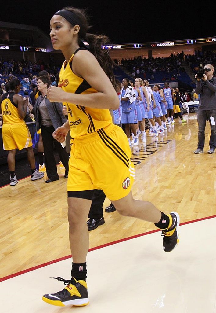 Skylar Diggins wearing Nike Zoom Soldier VII PE (6)