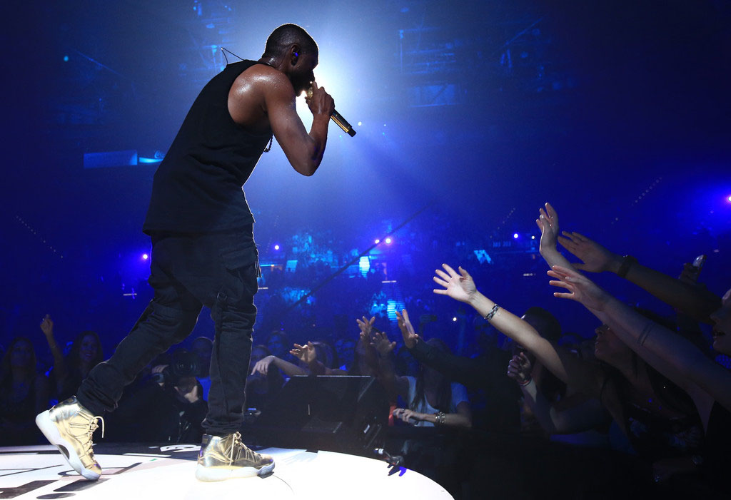 Usher wearing Gold Air Jordan XI 11 (6)