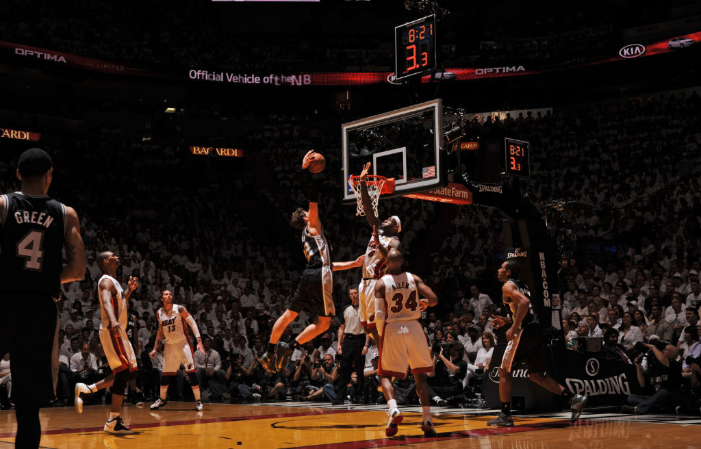 Highlight // LeBron James Blocks Splitter In Nike LeBron X PS Elite PE (9)