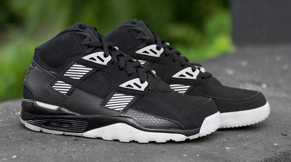 all black nike air trainers