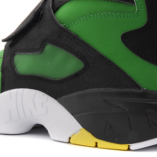 Nike Air Diamond Turf Oregon Ducks upper detail