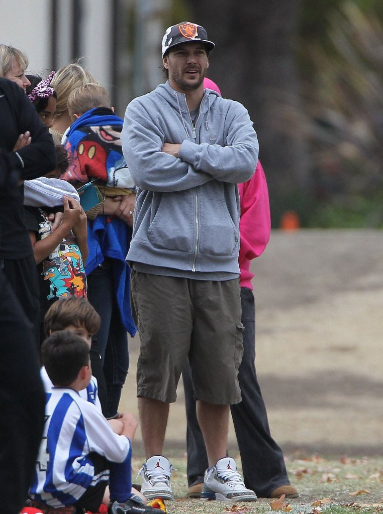 Kevin Federline wearing Air Jordan 3 III True Blue