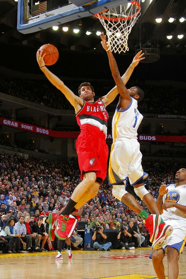 Rudy Fernandez wearing the Nike Zoom Hyperfuse; Dorrell Wright wearing PEAK shoes