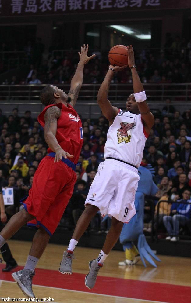 Tracy McGrady wearing adidas Rose 3 Aluminum (2)