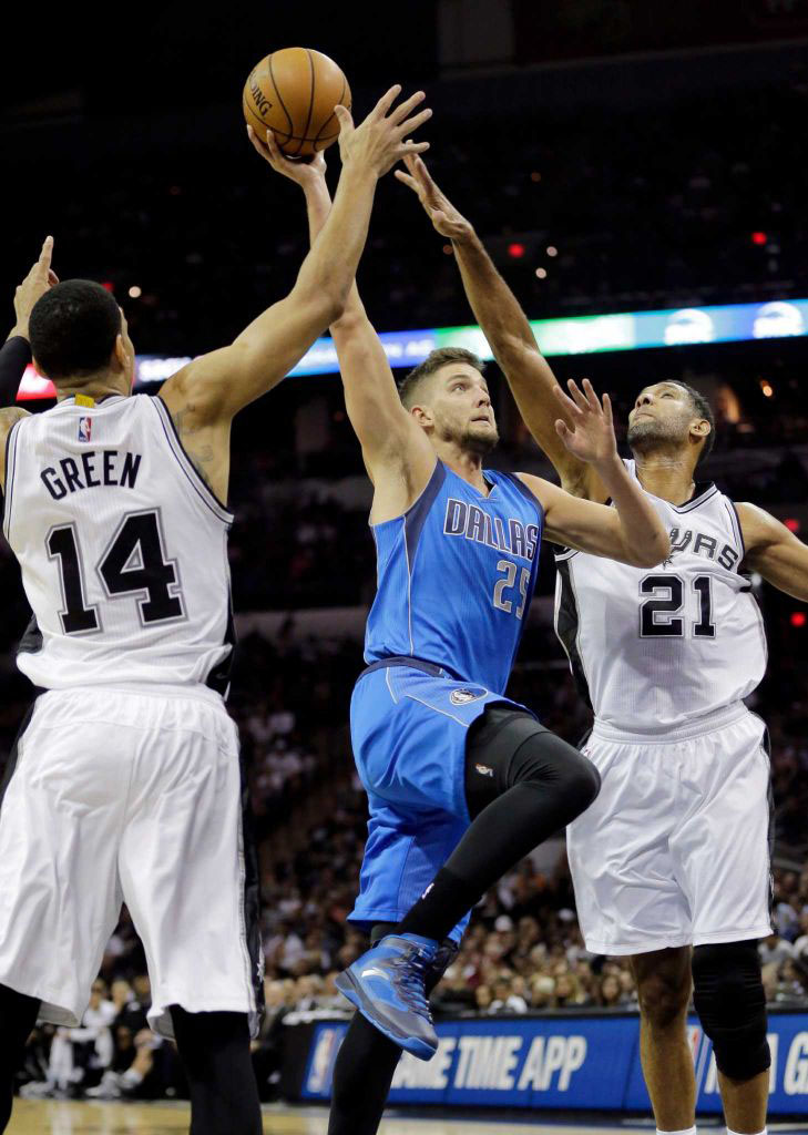 Chandler Parsons wearing ANTA Parsons PE