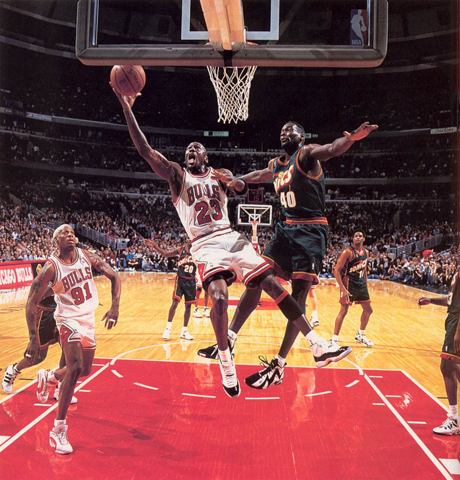 Michael Jordan wearing Air Jordan XI 11 Concord (04)