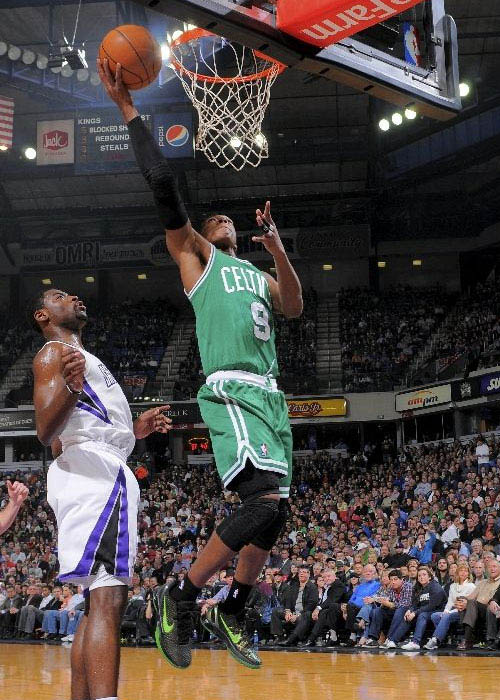 Rajon Rondo wearing Nike Zoom Kobe VI