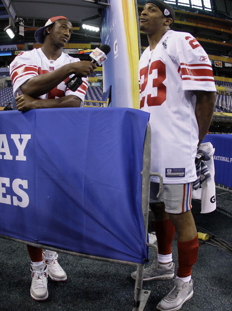 Antrel Rolle wearing Jordan Spiz'ike Fire Red; Corey Webster wearing Nike LeBron 8 V/2 Low