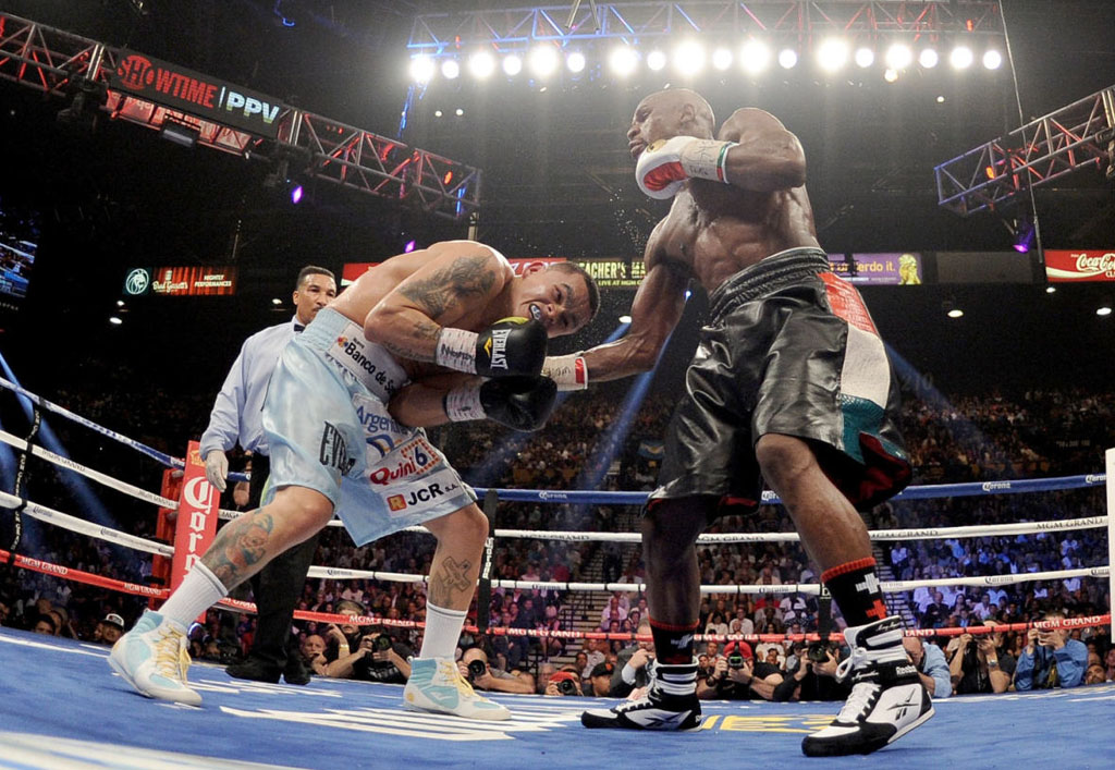 Floyd Mayweather Beats Marcos Maidana in Reebok Boxing Boots (1)