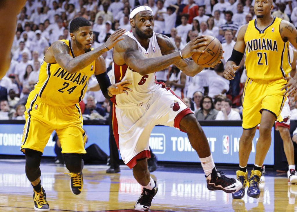 LeBron James Hits Game-Winner In Nike LeBron X PS Elite Oreo (4)