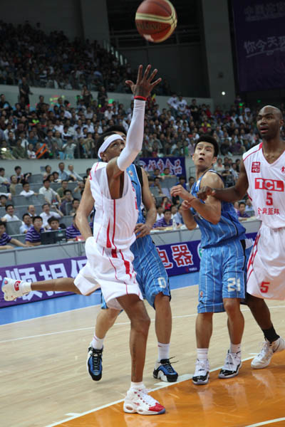 Allen Iverson wearing Reebok Question White Red (7)