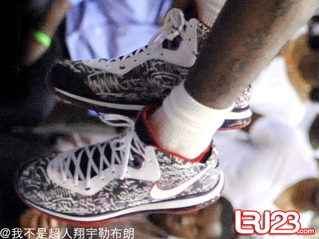 Nike LeBron 8 V2 Graffiti