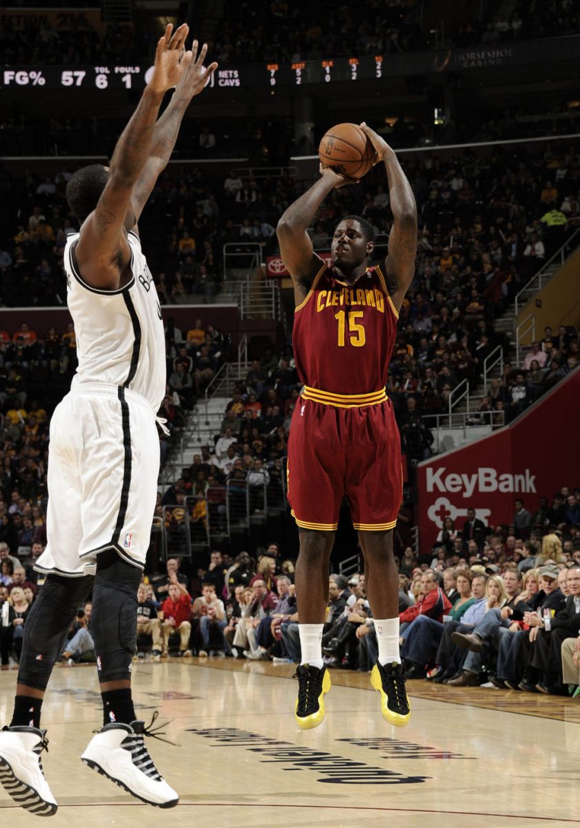 Kevin Durant wearing Nike KD 6 PE, Tony Wroten wearing Jordan