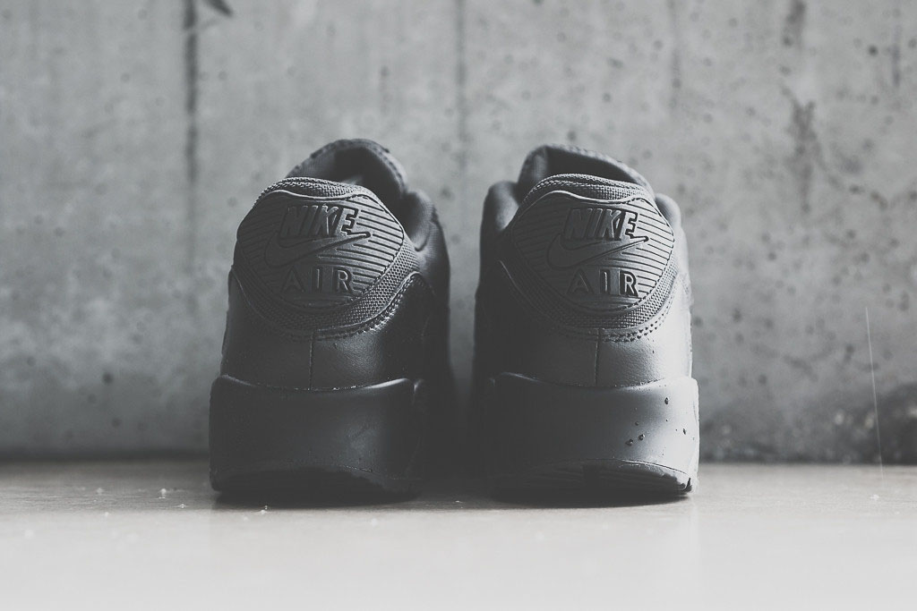 air max 90 essential triple black