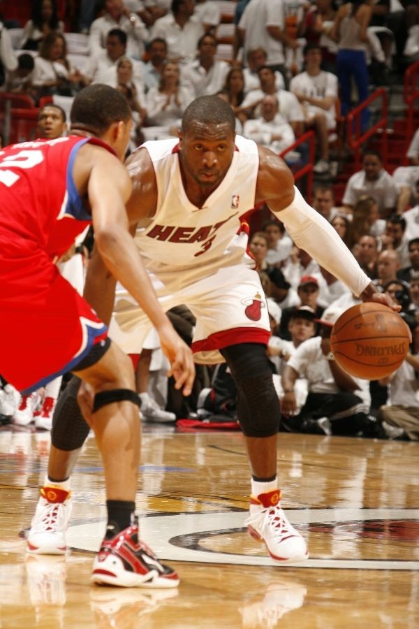 Dwyane Wade debuts Jordan Fly Wade PE