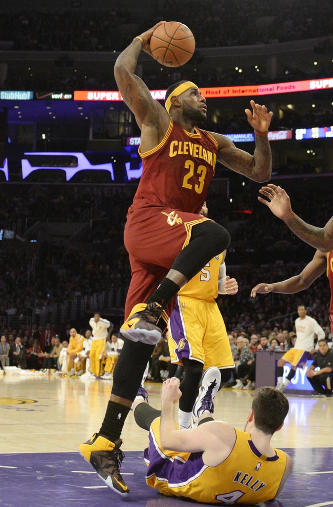 LeBron James wearing Nike LeBron 12 Bruce Lee PE (1)