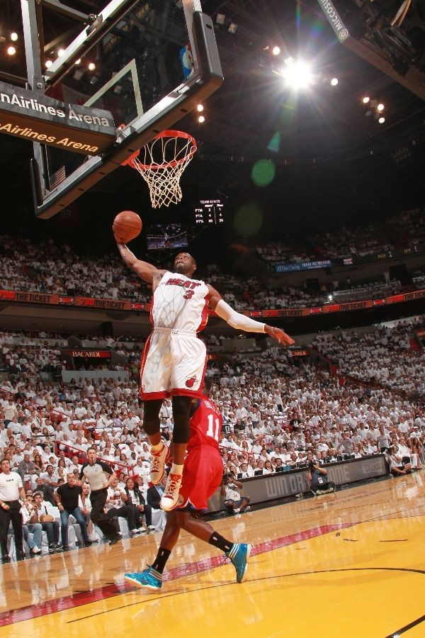 Dwyane Wade debuts Jordan Fly Wade PE