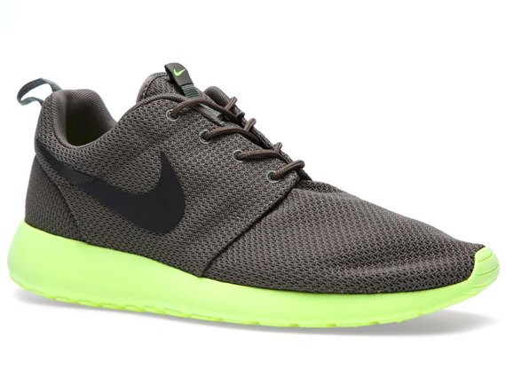 Roshe run black store and green