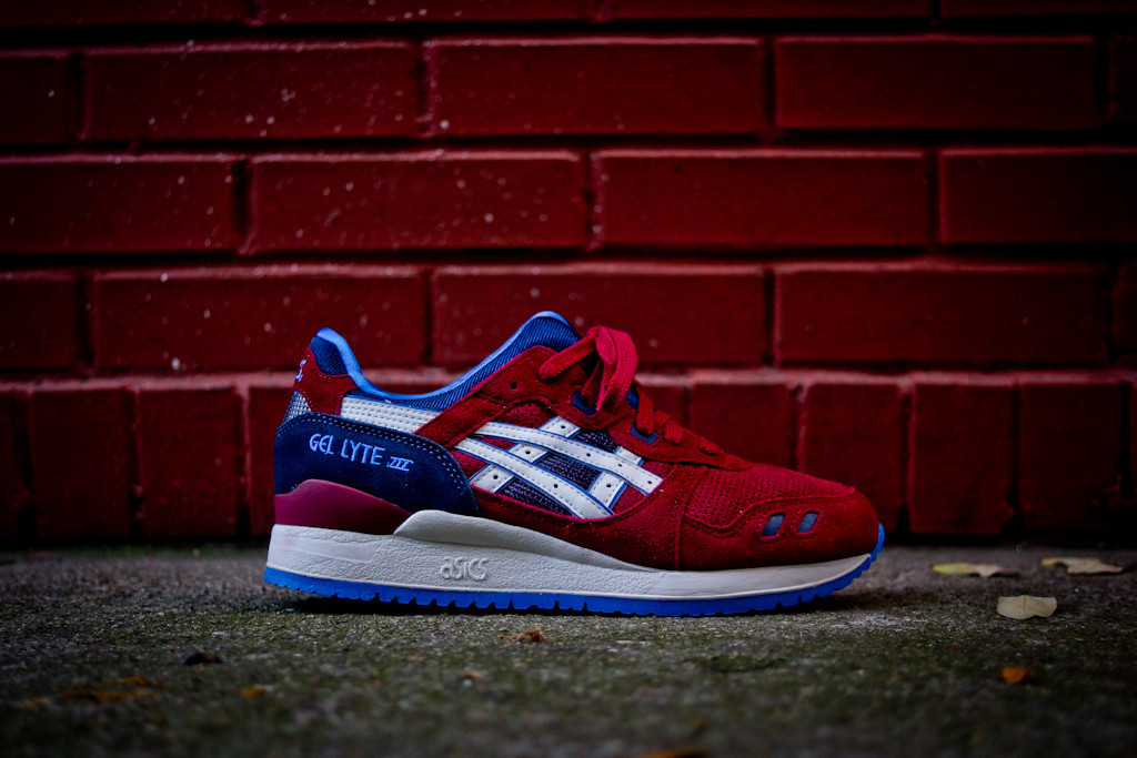 ASICS Gel Lyte III in Maroon and Blue profile