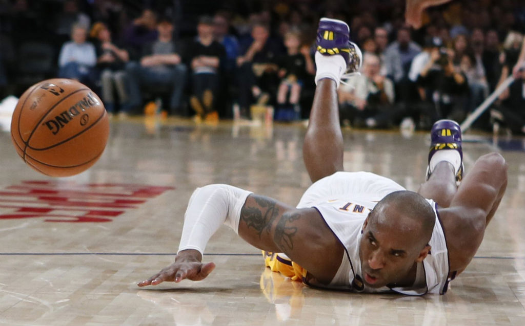 Kobe Bryant wears Fan Designed NIKEiD Kobe 8 System (2)