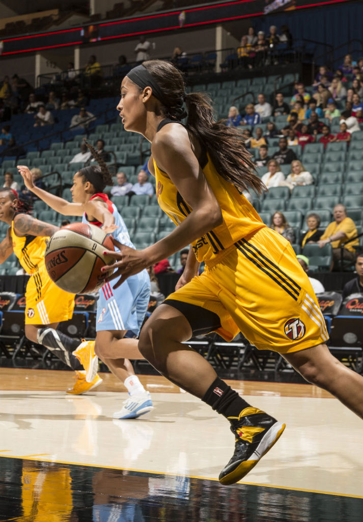 Skylar Diggins wearing Nike Zoom Soldier VII PE (2)