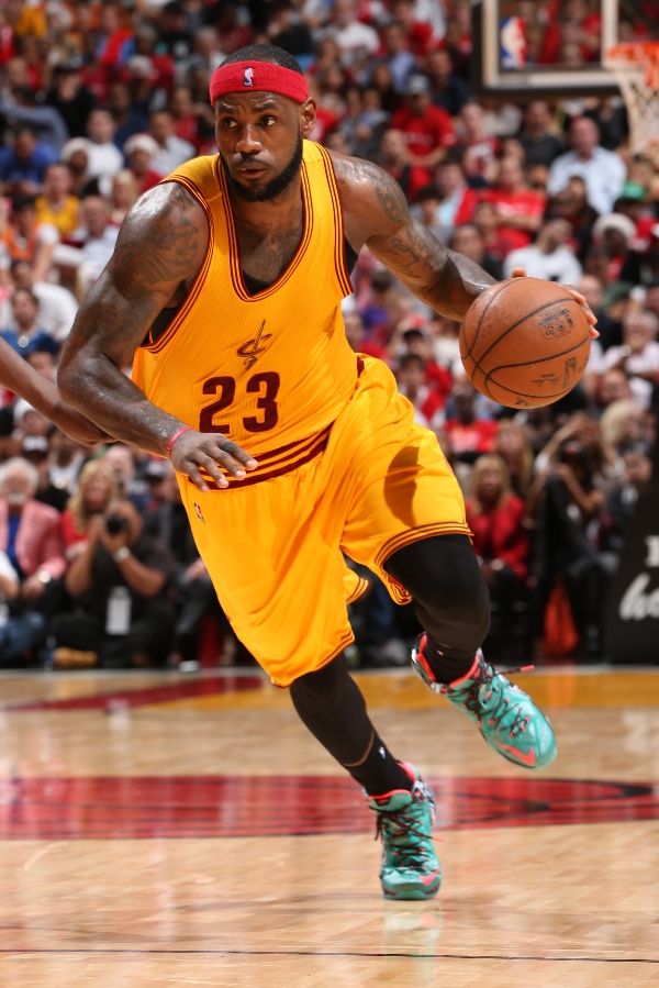 LeBron James wearing Nike LeBron XII 12 Akron Birch (9)