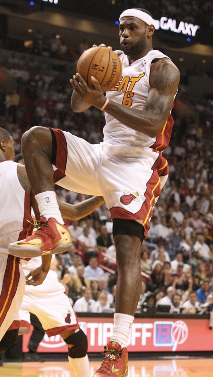 lebron james wearing lebron 11