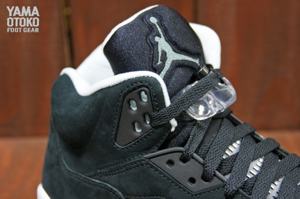 Air Jordan 5 Retro in Black Cool Grey and White tongue