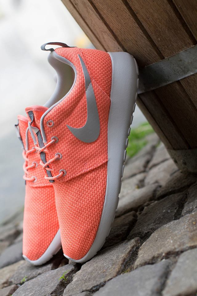 Pink nike hot sale roshe shoes