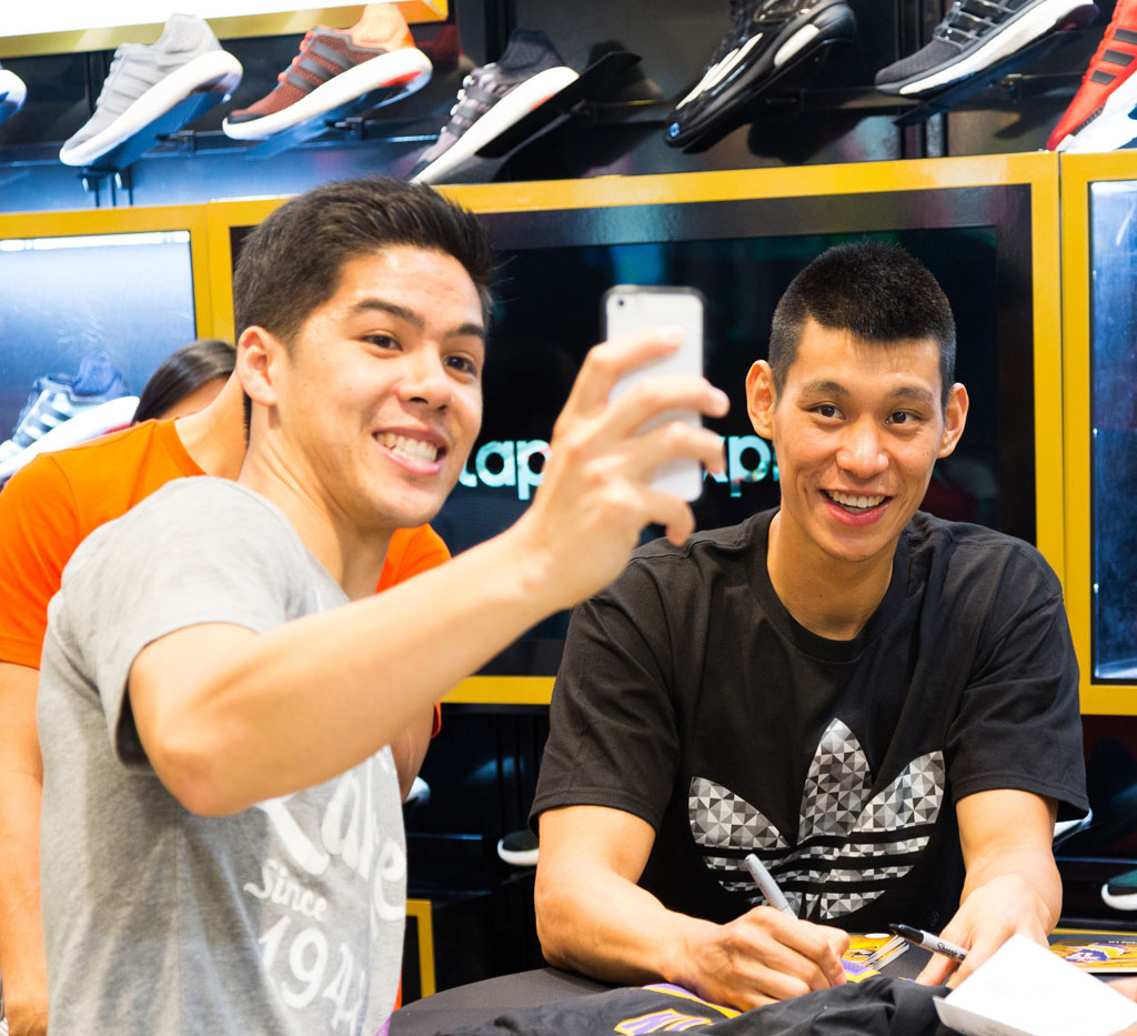 Jeremy Lin Meets Fans at Culver City Foot Locker (2)