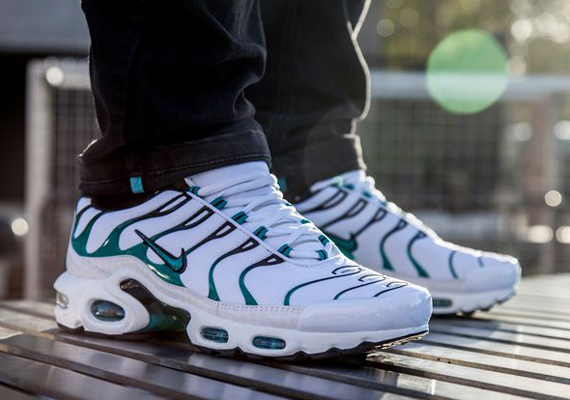 nike tn green and white