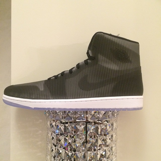 Rip Hamilton Picks Up Air Jordan 4Lab1