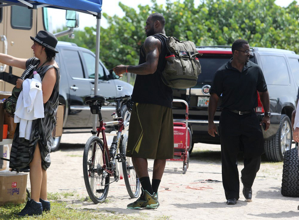 LeBron James wearing Nike LeBron XI Parachute Gold (2)