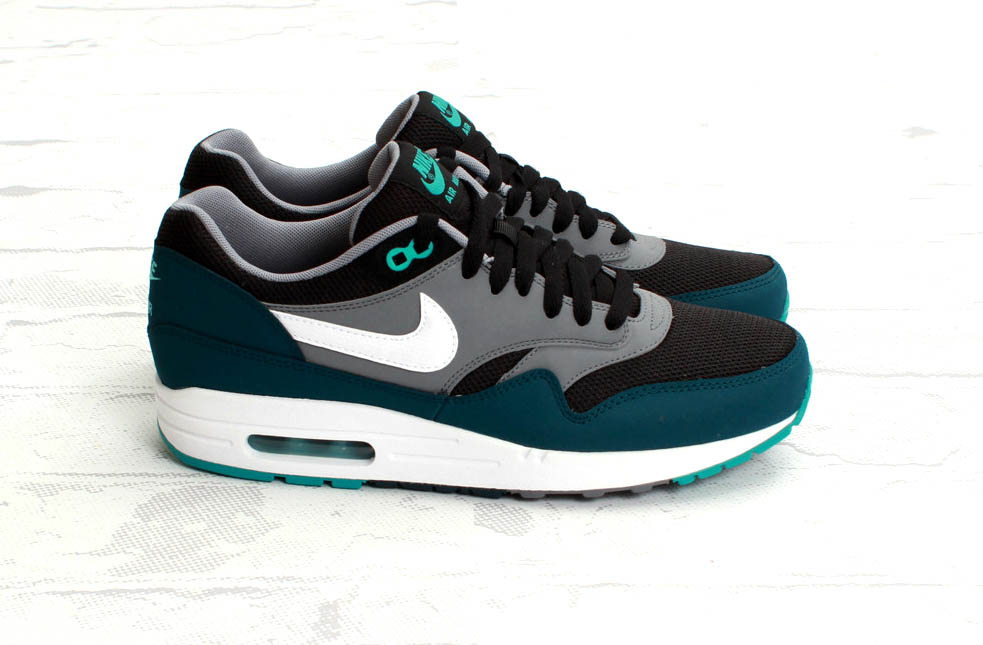 Nike air max store black and turquoise