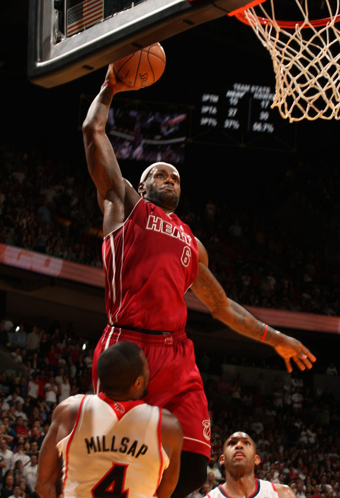 LeBron James Posterizes Paul Millsap in PE Nike Lebron 11 (1)